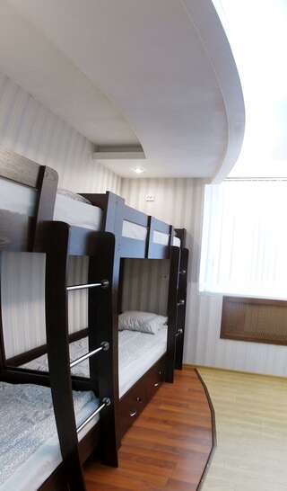 Гостиница Da Vinci Hostel Томск Кровать в общем 12-местном номере (удобства на этаже)-4